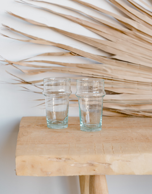 Notre verre marocain traditionnel posé sur une table en bois