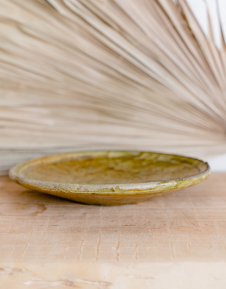 Assiette Tamegroute Ocre posée sur une table