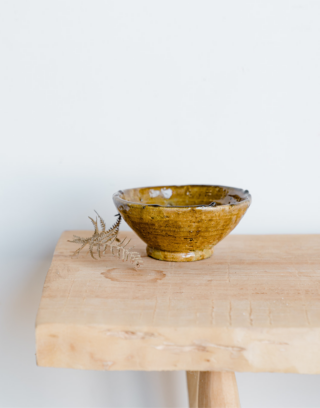 Notre bol ocre posé sur une table en bois