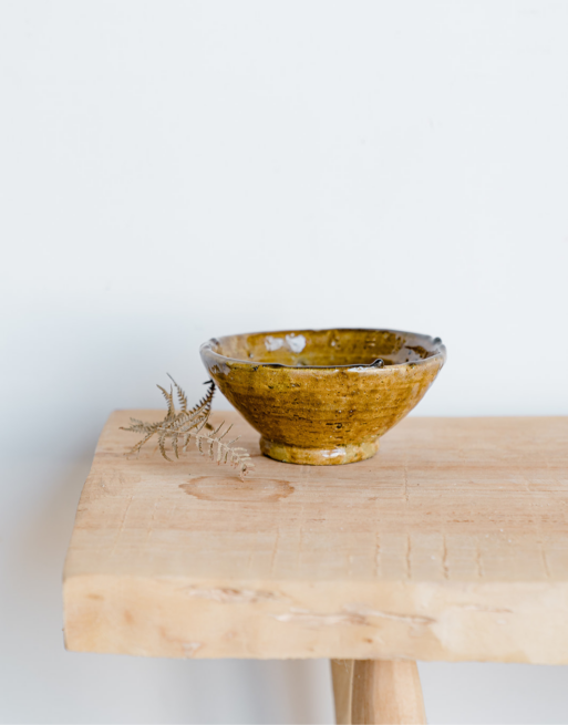 Notre bol ocre posé sur une table en bois