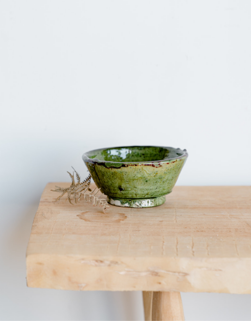 Notre bol vert posé sur une table en bois