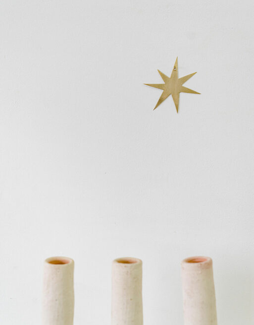 Petite étoile accroché au mur près d'un vase