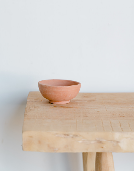 Notre petit bol en argile posé sur une table en bois