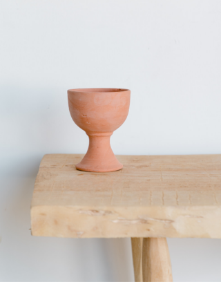 Notre petite coupelle en argile posée sur une table en bois