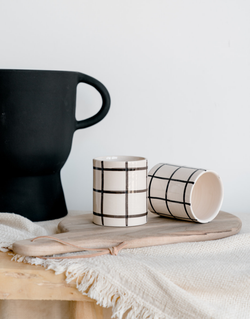 Duo de tasses posés sur une planche en noyer dans un décor naturel