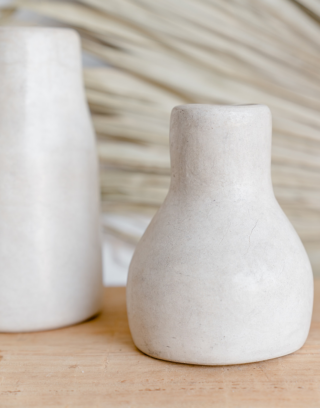 Zoom sur le petit modèle de vase en Tadelakt