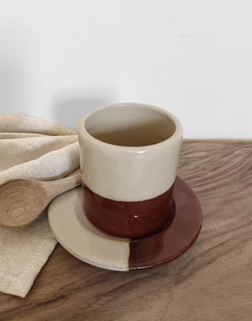 Zoom sur notre tasse avec sa soucoupe posée sur une planche en noyer