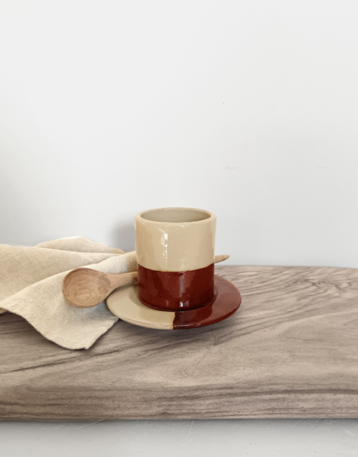 Notre tasse expresso posée sur une planche en noyer avec une cuillère en bois et une serviette beige en coton à côté